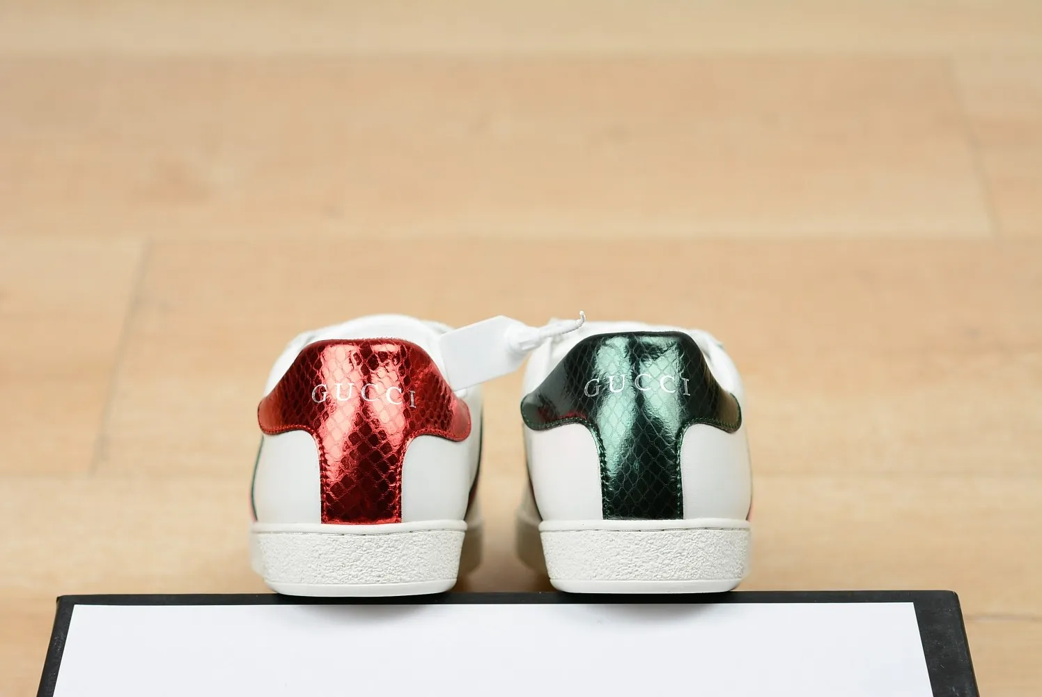 👟👟Ex-factory price 520👟👟 👟👟 Women's Shoes Factory GUCCI】Gucci's hot model Little Bee Gold Edition 35-44 Little Bee Gold Edition·Gucci high version Gucci must-have high-top white shoes [high quality] Specially recommended! The upper is made of original custom-made mercerized cowhide imported from Bangladesh! Original sheepskin lining and custom water snake skin on the back tail! Original molded rubber outsole! Standard size: Female 34-40 Male 40-44